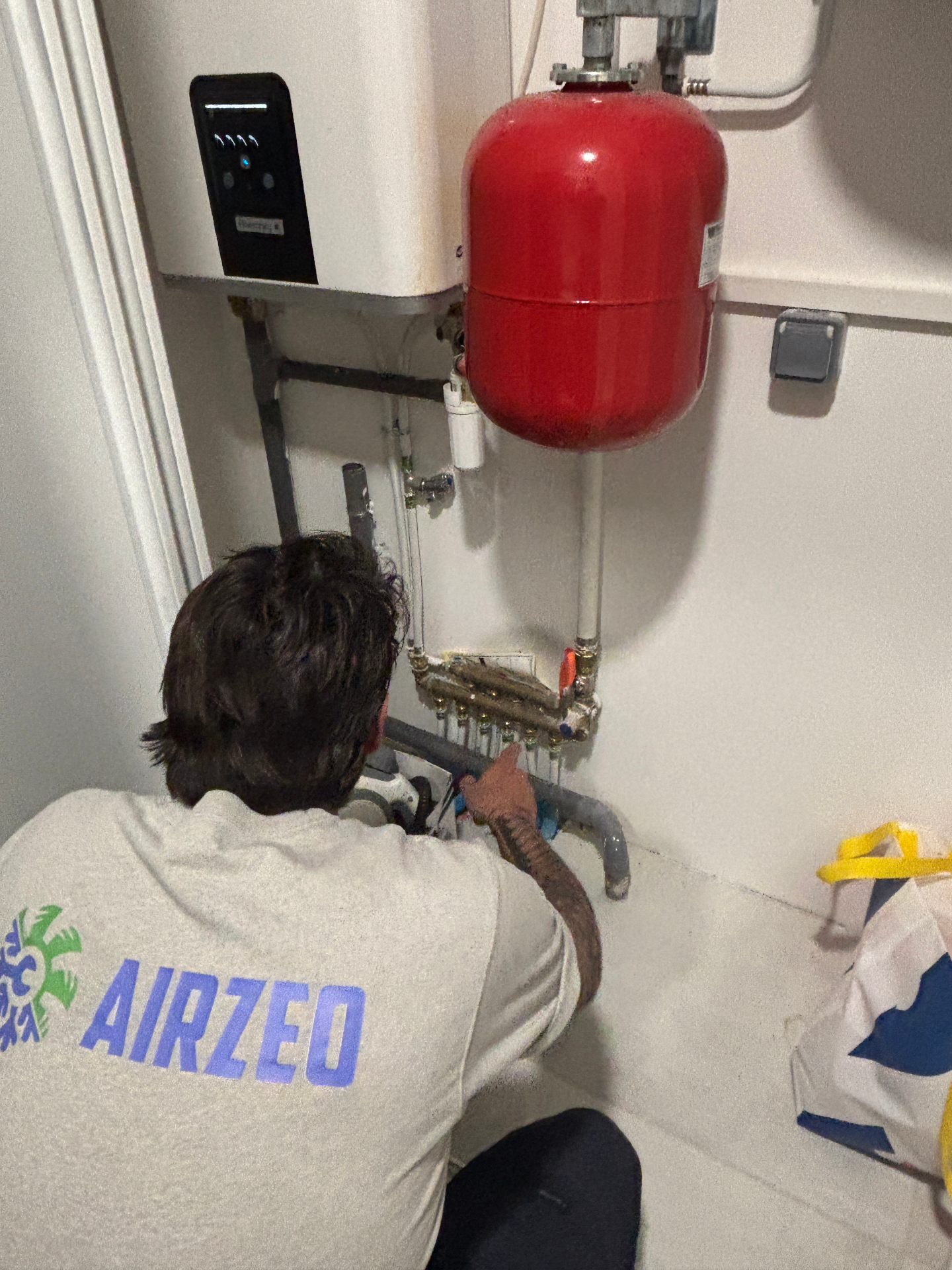 Technicien Airzeo réalisant l'entretien d'un chauffe-eau thermodynamique (vase d'expansion et nourrice) dans le Var (83)