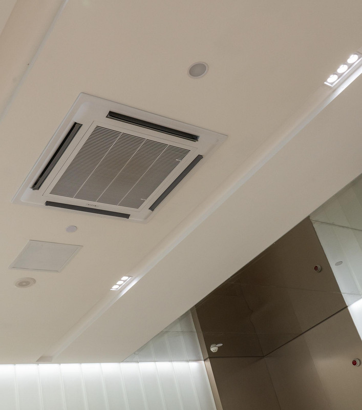 Bureaux et Commerces : Pourquoi une clim sale fait chuter votre productivité