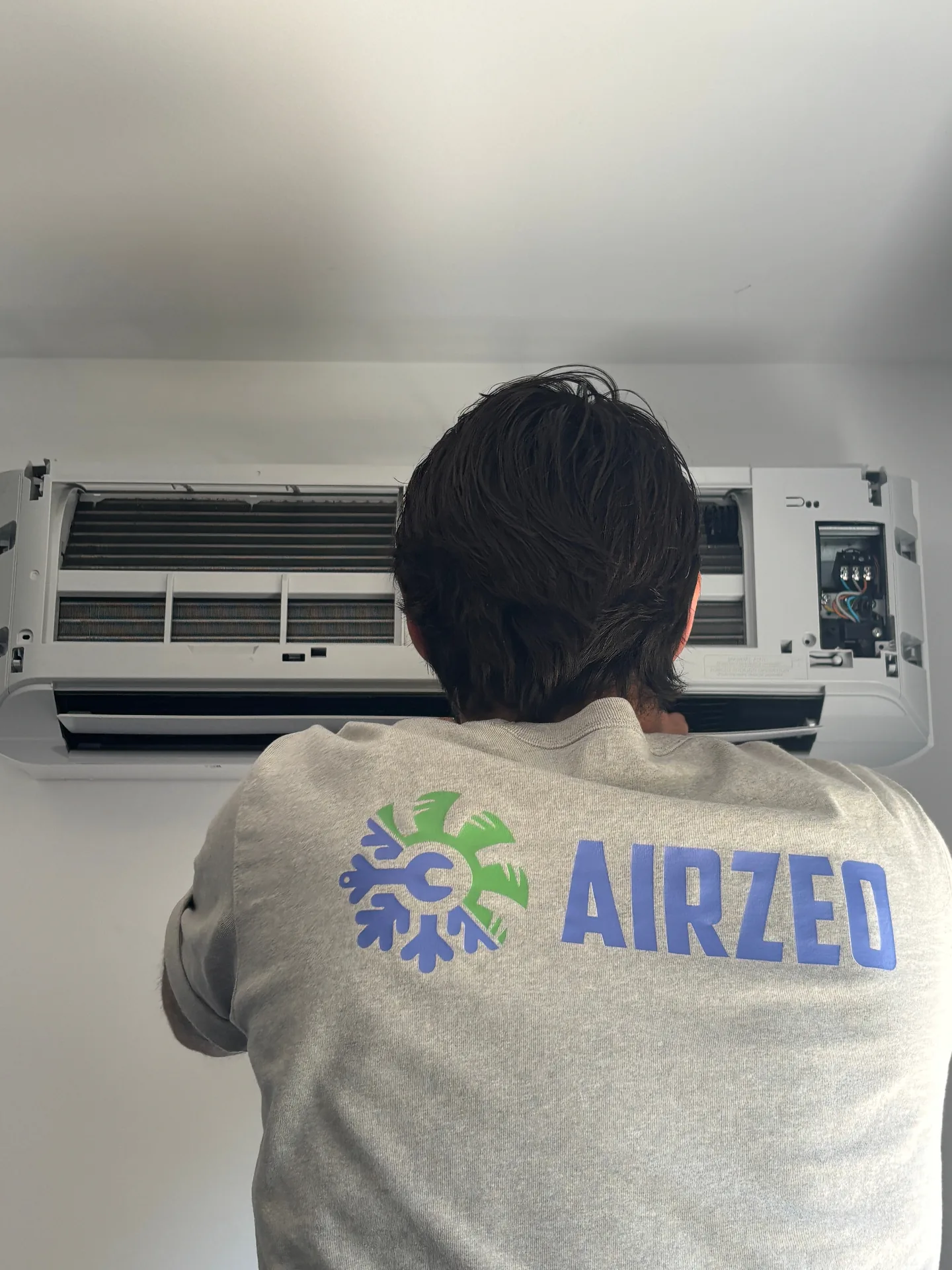 Technicien Airzeo en intervention d'entretien climatisation split en région PACA (Var et Bouches-du-Rhône)